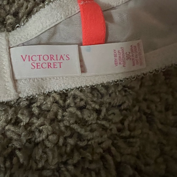 Victoria’s Secret Push Up Bra 36C - Picture 4 of 4